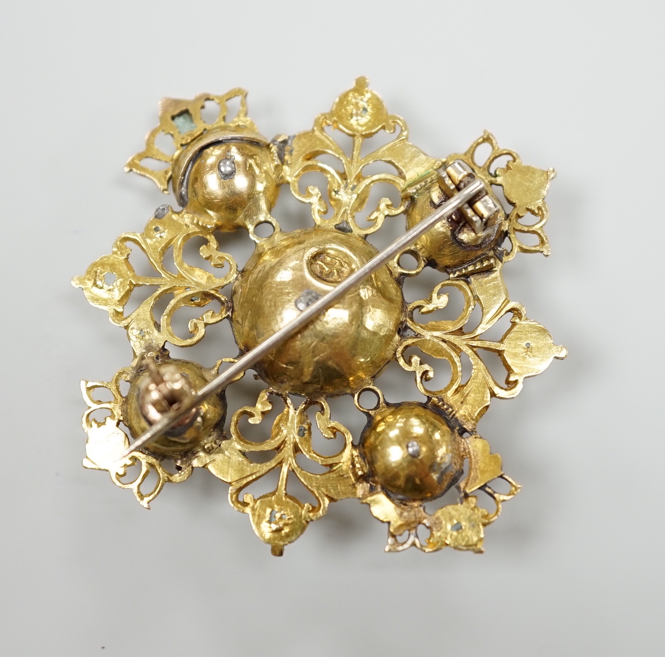 A 19th century continental pierced yellow metal and emerald cluster set quatrefoil brooch, 47mm